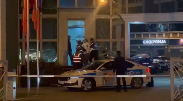 Vrau gjyqtarin në seancë, ky është momenti i shoqërimit të Elvis Shkambit nga Policia