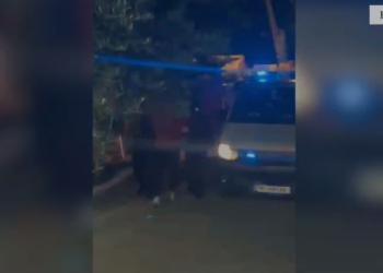 Pesë persona të fshehur në kamion për t’u larguar nga Shqipëria, njëri prej tyre në kërkim ndërkombëtar
