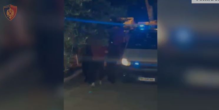 Pesë persona të fshehur në kamion për t’u larguar nga Shqipëria, njëri prej tyre në kërkim ndërkombëtar