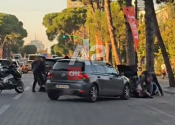 VIDEO / Policia ndalon ‘Audin’ në mes të bulevardit në Tiranë, arreston 3 persona