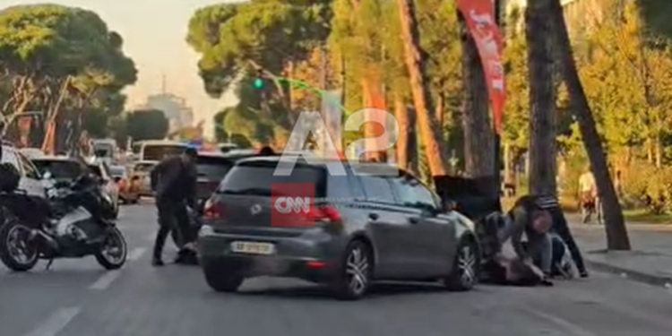 VIDEO / Policia ndalon ‘Audin’ në mes të bulevardit në Tiranë, arreston 3 persona
