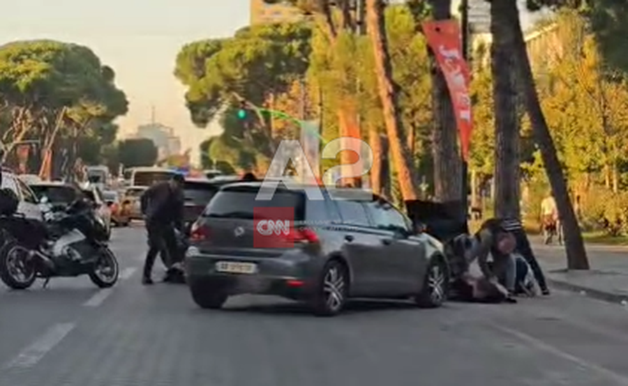 VIDEO / Policia ndalon ‘Audin’ në mes të bulevardit në Tiranë, arreston 3 persona