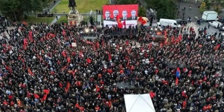Mediat ndërkombëtare jehonë protestës në Tiranë: Mijëra njerëz u ngritën në mbështetje të ish-krerëve të UÇK