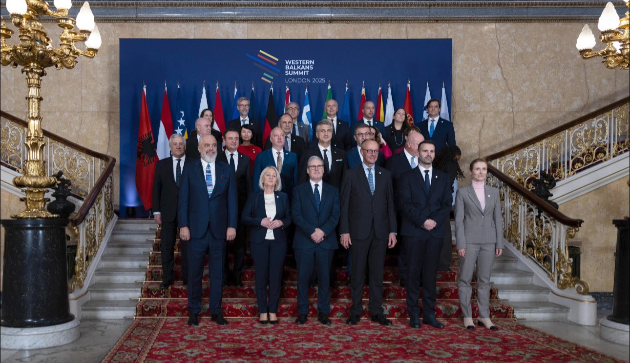 Fotoja familjare nga Samiti në Londër/ Rama në rreshtin e parë, pas tij kryeministri në detyrë i Kosovës Albin Kurti