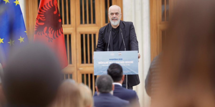 “Burrat duhet ta pranojnë, gratë janë shumë para nesh”, Rama kërkon integrimin e IA në universitete