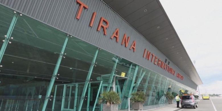 Goditen në aeroportin e Rinasit 6 raste paligjshmërie/ Sekuestrohen mbi 22 mijë euro dhe dokumente false