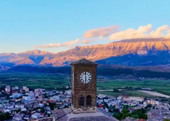 VIDEO / “I rijetëzuar”, Rama publikon pamje nga sahati i restauruar në Gjirokastër