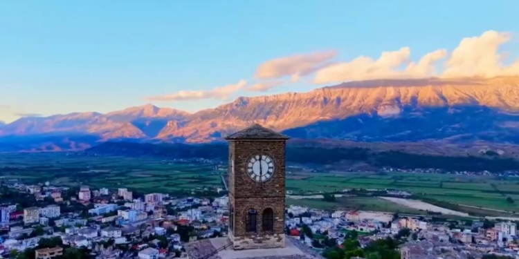VIDEO / “I rijetëzuar”, Rama publikon pamje nga sahati i restauruar në Gjirokastër