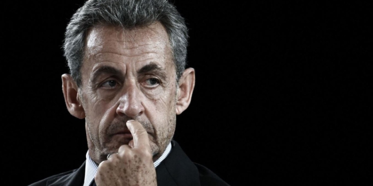 S’ka qetësi në burg për Nicolas Sarkozy/ Ish-presidenti kërcënohet nga të burgosurit e tjerë, videoja bëhet virale