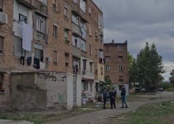 E mitura u hodh nga kati i tretë i pallatit, dëshmia tronditëse e nënës: E bëri sepse e rrihnin dhe e tallnin në lagje