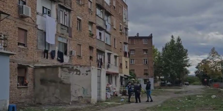 E mitura u hodh nga kati i tretë i pallatit, dëshmia tronditëse e nënës: E bëri sepse e rrihnin dhe e tallnin në lagje