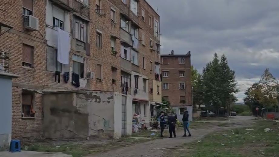 E mitura u hodh nga kati i tretë i pallatit, dëshmia tronditëse e nënës: E bëri sepse e rrihnin dhe e tallnin në lagje
