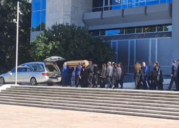Përfundojnë homazhet për gjyqtarin Astrit Kalaja, arkëmorti niset drejt Shkodrës