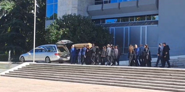 Përfundojnë homazhet për gjyqtarin Astrit Kalaja, arkëmorti niset drejt Shkodrës