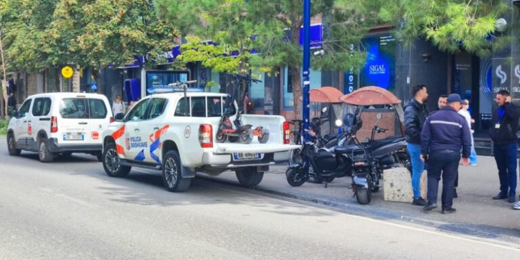 “Nuk e dinim që nuk lejohet”/ Sërish rrugëve të qytetit skuterët elektrikë, policia aksion për bllokimin