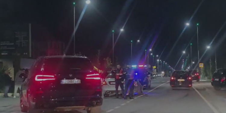 Fier, aksident pranë spitalit Memorial/ Përplasen dy mjete, njëri përfundon në kanal