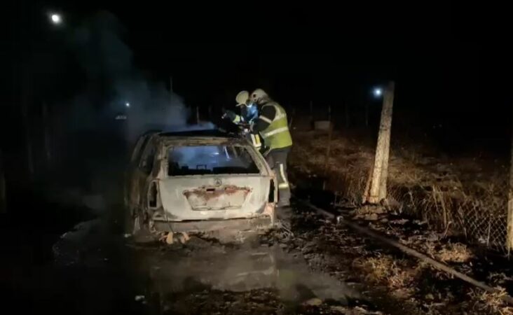 Automjeti i djegur në Tapizë dyshohet se u përdor në një sulm në Tiranë