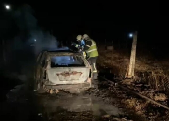 Do të përdorej në një atentat? Brenda saj u gjetën dy automatikë, policia hetime për makinën e djegur në Tapizë