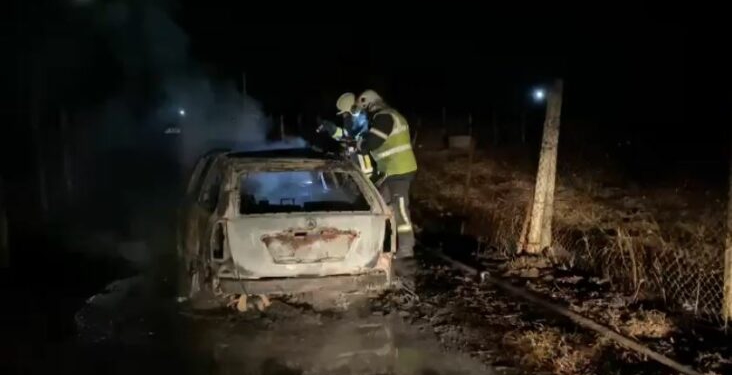 Do të përdorej në një atentat? Brenda saj u gjetën dy automatikë, policia hetime për makinën e djegur në Tapizë