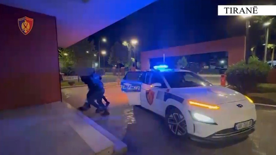 VIDEO/ E spërkati me benzinë dhe i vuri zjarrin, publikohen pamjet e djegies së makinës, në pranga autori
