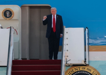 (VIDEO)Me grushtin lart dhe duke thënë ‘faleminderit’/ Trump mbërrin në Izrael: Marrëveshja e paqes, sukses i madh diplomatik