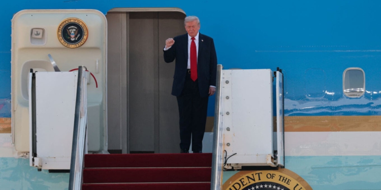 (VIDEO)Me grushtin lart dhe duke thënë ‘faleminderit’/ Trump mbërrin në Izrael: Marrëveshja e paqes, sukses i madh diplomatik