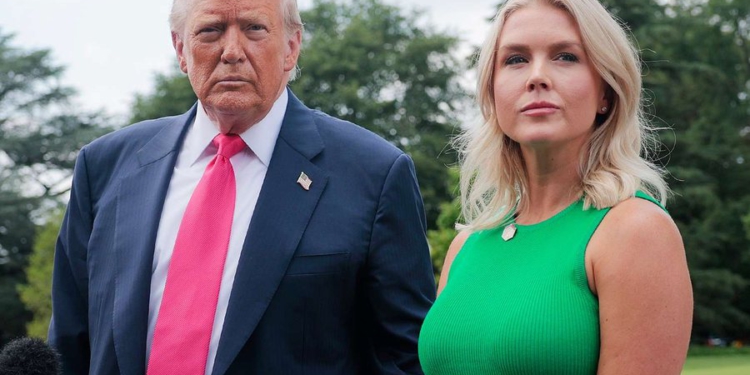 “Vendtakimin me Putinin e caktoi mamaja jote”, përgjigja e zëdhënëses së Trump ngjall kritika