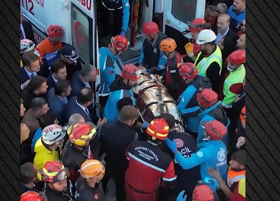 VIDEO/ Prekëse në Turqi, momenti kur 18-vjeçarja nxirret e gjallë nga shtëpia e shembur! Kërkime për prindërit…