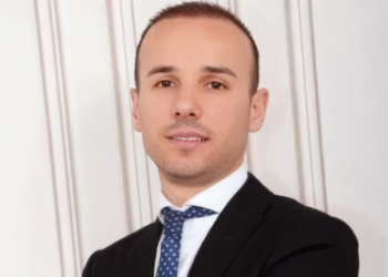 Avokati Bajrami flet për herë të parë pas lirimit nga burgu: Tonet kërcënuese ishin nga prokurori, po mbroja klientin