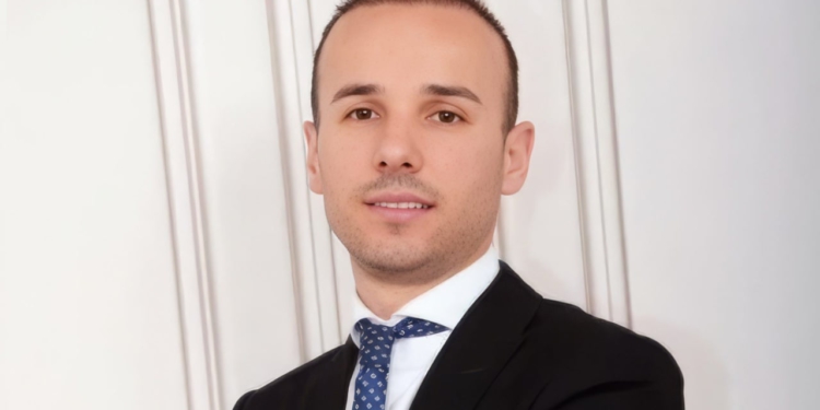 Avokati Bajrami flet për herë të parë pas lirimit nga burgu: Tonet kërcënuese ishin nga prokurori, po mbroja klientin