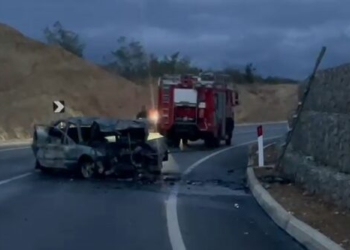 VIDEO/ Aksident i frikshmëm në Qafë Plloçë, përplasen dy automjete, njëri shpërthen në flakë