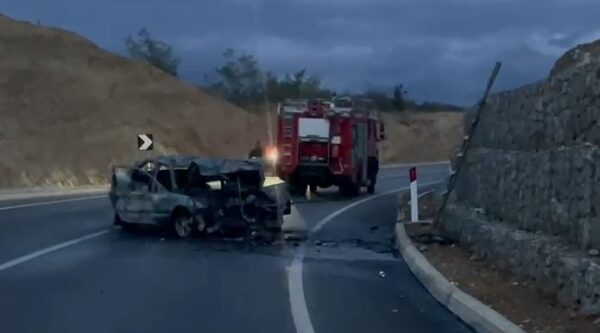 VIDEO/ Aksident i frikshmëm në Qafë Plloçë, përplasen dy automjete, njëri shpërthen në flakë