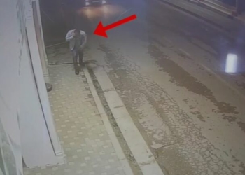 (VIDEO)Vrau me thikë 40-vjeçarin, autori shfaqet i qetë dhe duke folur në celular pas krimit
