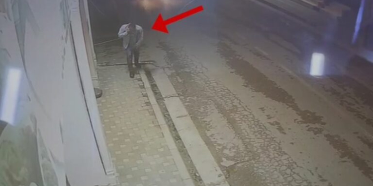 (VIDEO)Vrau me thikë 40-vjeçarin, autori shfaqet i qetë dhe duke folur në celular pas krimit