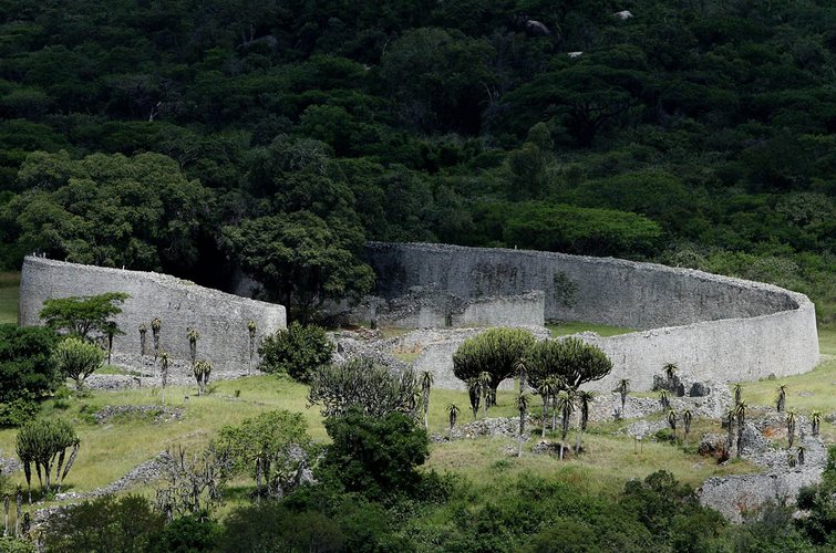Historia e harruar e qytetit të lashtë prej guri, i një perandorie afrikane që lulëzoi shekuj para ardhjes së evropianëve