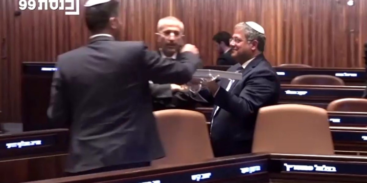 Miratohet dënimi me vdekje për arabët, ministri izraelit shpërndan ëmbëlsira në Parlament