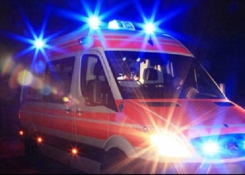 Fier, sherr për parkimin e mjetit/ Plagoset me thikë 33-vjeçari, shpallet në kërkim autori
