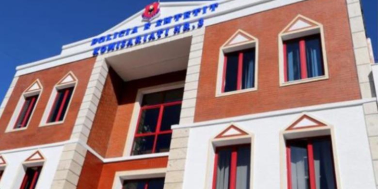 Pacientes i bëjnë reaksion ilaçet dhe përfundon në spital, vihet nën hetim mjekja dhe infermierja në Tiranë