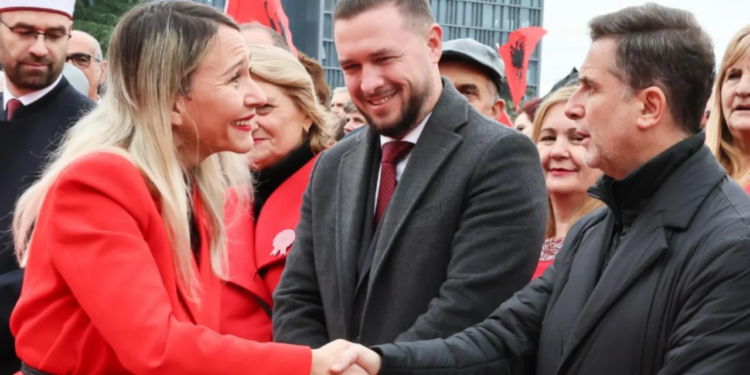 E kritikoi nënkryetaren e Bashkisë për koshat e plehrave, Braçe nxjerr foton me Anuela Ristanin: Ishte gëzim i madh…