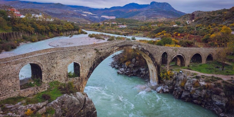 FOTO / Gonxhja: Urat e restauruara, monumente kulture që përballuan motin e keq pa pësuar dëme