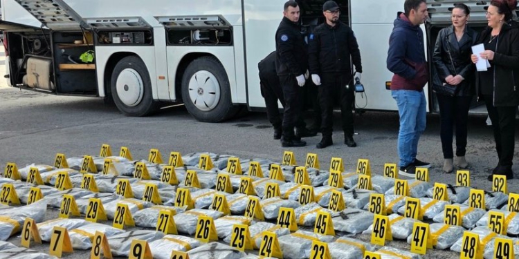 Një muaj paraburgim për shoferin e autobusit që tentoi të transportonte 120 kg marihuanë nga Shqipëria drejt Kosovës