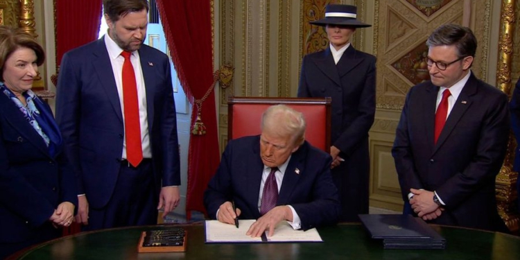 Trump nënshkruan ligjin për publikimin e dosjeve të Epstein, akuzon demokratët për fshehje të së vërtetës