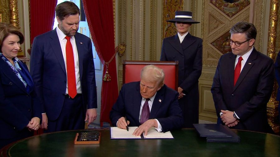 Trump nënshkruan ligjin për publikimin e dosjeve të Epstein, akuzon demokratët për fshehje të së vërtetës