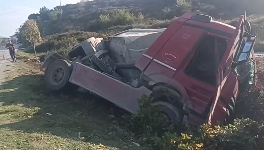 Del nga rruga mjeti i tonazhit të rëndë në aksin Lushnjë-Berat, plagoset rëndë drejtuesi
