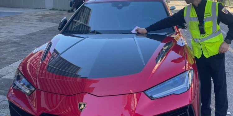 Bllokuan korsinë e emergjencës, policia heq me karroatrec makinat, nuk kursen as Lamborghinin
