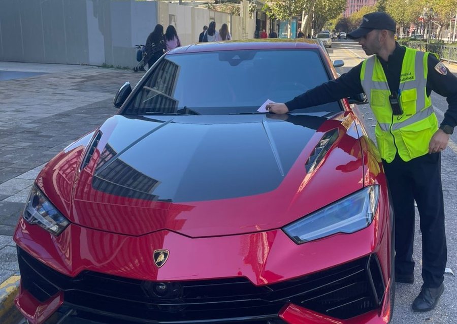 Bllokuan korsinë e emergjencës, policia heq me karroatrec makinat, nuk kursen as Lamborghinin