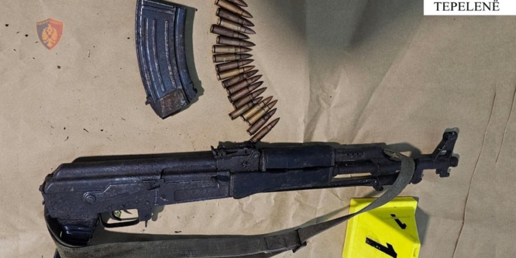 Kanosi me kallashnikov bashkëfshatarin, arrestohet një javë më pas 42-vjeçari në Tepelenë