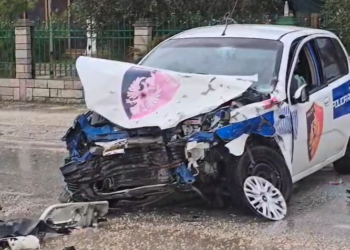 Makina e policisë përplaset me “Benz-in” në Fier, mbeten të plagosur dy efektivë policie