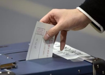 Dy kandidatët marrin vota të barabarta, shorti vendos kush do drejtojë bashkinë