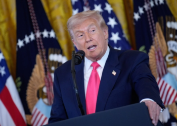 “Pyesni Clintonin për Epstein”, Trump: Mos humbni kohën me mua, kam një vend për të drejtuar